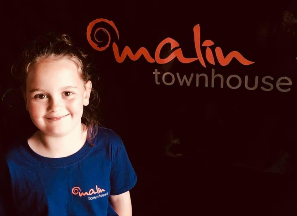 منزل الضيف Malin Townhouse المظهر الخارجي الصورة